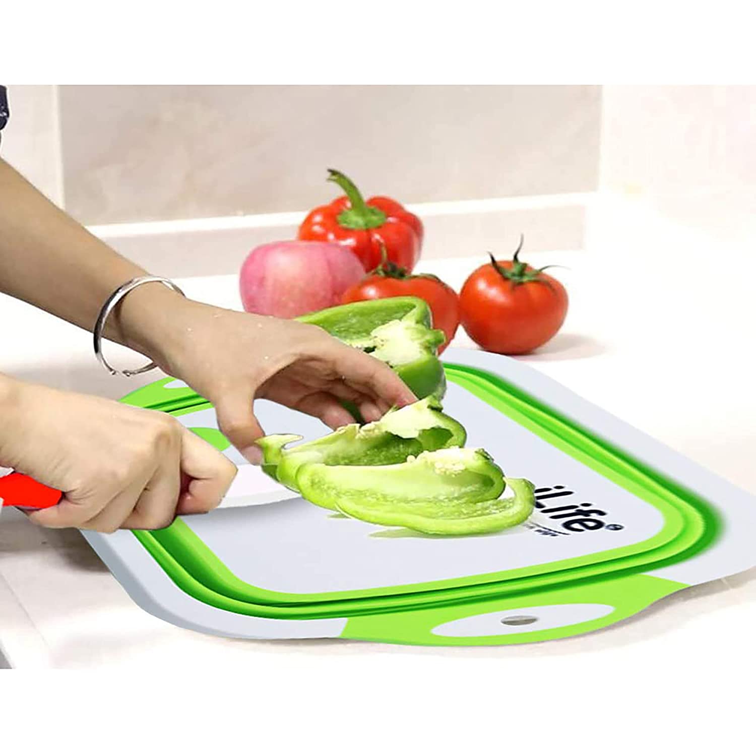 collander ; chopping board ; strainr